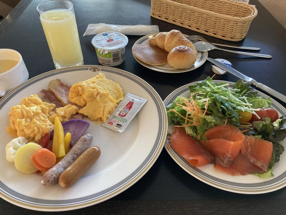 シェラトン・グランデ・トーキョーベイ・ホテルで食べた朝食(スクランブルエッグ、ソーセージ、スモークサーモン)