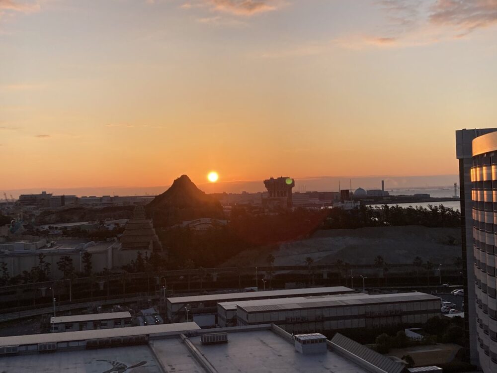 シェラトン・グランデ・トーキョーベイ・ホテルの客室から見た夕日と東京ディズニーシー
